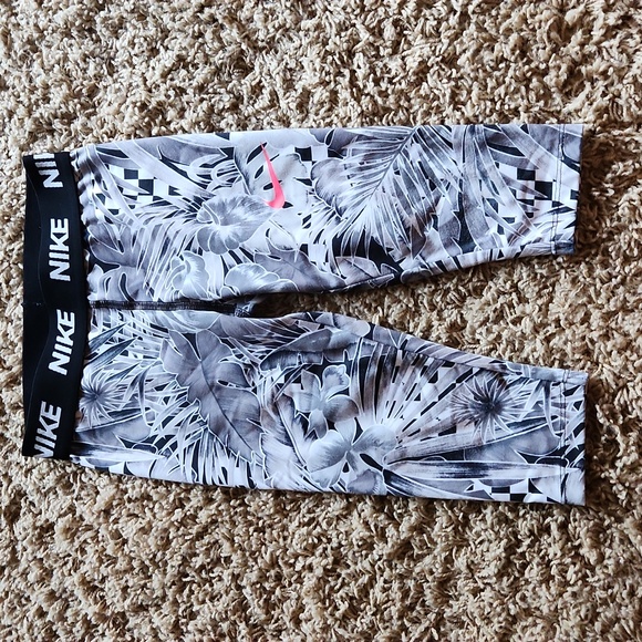 Nike girls black and white floral print capri leggings size 6 - Picture 2 of 8